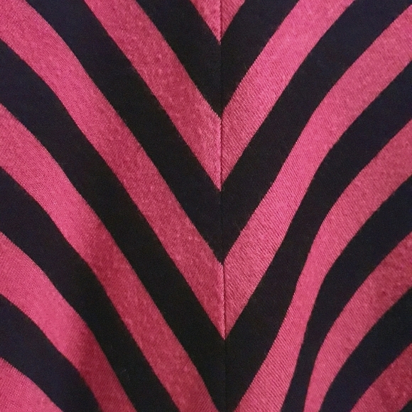 Cable & Gauge Pink & Navy V-neck Top - Picture 6 of 7